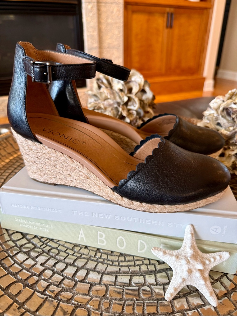 VIONIC BLACK SCALLOP LEATHER ESPADRILLE WEDGE SANDAL ORTHOPEDIC COMFORT NWOT